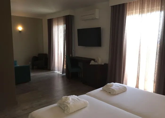 欧罗莫尼斯酒店 3*